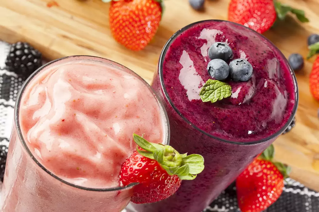Berry smoothies with kefir - a delicious dessert for weight loss