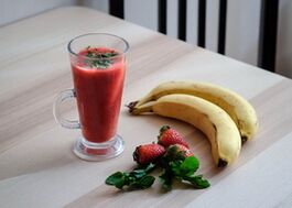 Banana-strawberry smoothie for weight loss